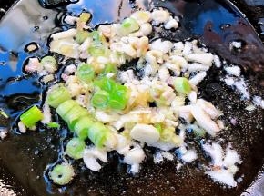 锅中倒入底油加热放入葱姜蒜爆香