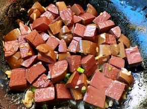 放入猪血块同时放入糖炒匀