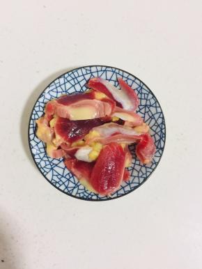 鸡胗切成薄片，加少许盐，淀粉和料酒腌制片刻备用！