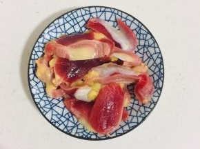 鸡胗切成薄片，加少许盐，淀粉和料酒腌制片刻备用！