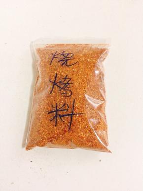 准备好自己调制的万能烧烤撒粉！（万能烧烤撒粉的做法前面有发食谱，喜欢的朋友可以去看看哦！）