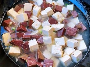 添加适量清水或高汤大火炖起来