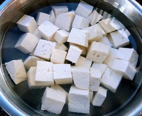 焯好水的豆腐放入冷水中过凉后沥干水份