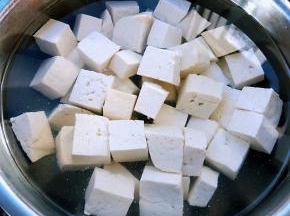焯好水的豆腐放入冷水中过凉后沥干水份
