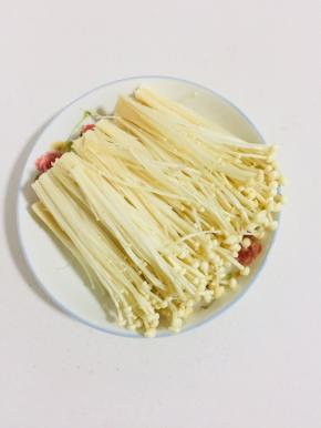 金针菇切掉尾部，洗净沥干水分备用！