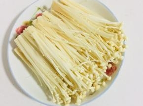 金针菇切掉尾部，洗净沥干水分备用！