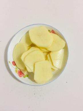 准备好自己喜欢吃的配菜：

土豆削皮切成片，放在水中浸泡片刻捞出沥干水分备用！