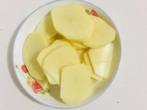 准备好自己喜欢吃的配菜：

土豆削皮切成片，放在水中浸泡片刻捞出沥干水分备用！