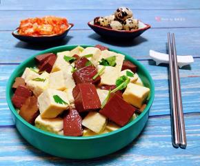 搭配辣白菜和鹌鹑蛋一起吃味道一级棒