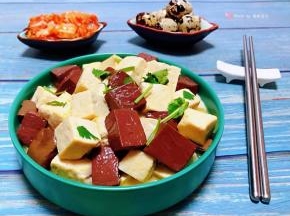 搭配辣白菜和鹌鹑蛋一起吃味道一级棒