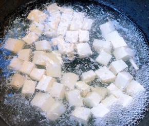 豆腐切成小块放入开水中去除豆腥味