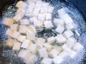 豆腐切成小块放入开水中去除豆腥味