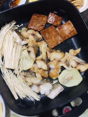 土豆，金针菇，鸡胗和豆干都可以在锅里烤熟！（根据自己口味选择你喜欢的食物来烤！）