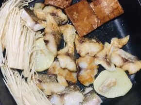 土豆，金针菇，鸡胗和豆干都可以在锅里烤熟！（根据自己口味选择你喜欢的食物来烤！）