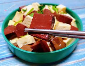 猪血入口鲜嫩爽滑感觉入口即化