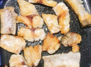烤至鱼肉两面焦黄色即可！
