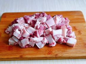 五花肉洗干净后切小块。