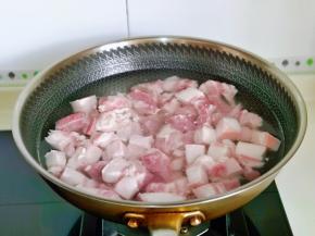 焯水：冷水下锅大火烧开煮2分钟。