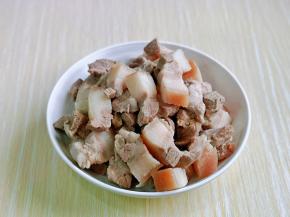 捞出用温水反复冲洗，将肉上的杂质冲洗干净，再淋干水分。