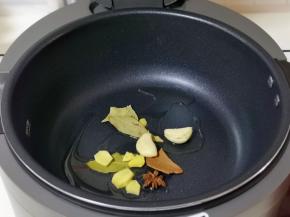 锅中加入食用油，再加入蒜，姜，桂皮，八角，香叶。