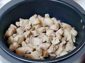 倒入焯水的五花肉。