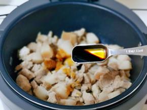 再加入红烧酱油。