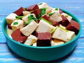 鲜美可口的猪血炖豆腐装入容器中就大功告成了