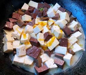  炖制汤汁不多时放入盐和鸡汁翻炒入味