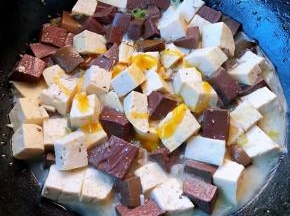  炖制汤汁不多时放入盐和鸡汁翻炒入味