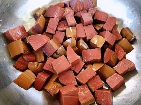 猪血同样切成小块放入开水中焯水去除杂质后立即放入冷水中过凉冲洗干净沥干水份备用