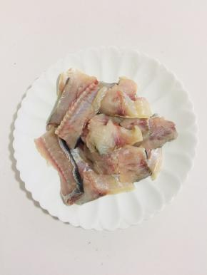 腌制好的鱼，去掉鱼骨，斜切成片，鱼骨也斩成段备用！（鱼头可以另外加豆腐熬成汤也不错哦！）