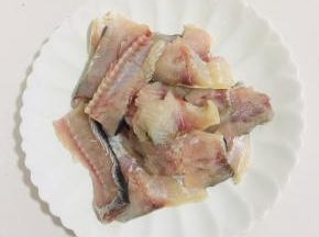 腌制好的鱼，去掉鱼骨，斜切成片，鱼骨也斩成段备用！（鱼头可以另外加豆腐熬成汤也不错哦！）