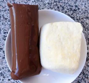 准备一块豆腐和猪血洗净