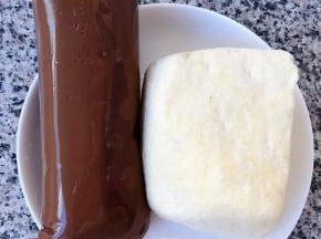 准备一块豆腐和猪血洗净