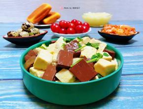 猪血和豆腐的营养价值丰富经常食用对身体有益噢