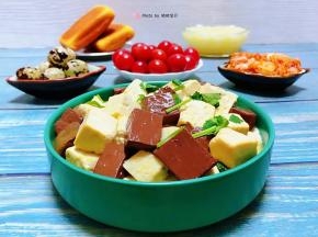 猪血和豆腐的营养价值丰富经常食用对身体有益噢