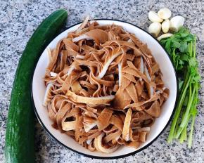 准备原材料黄瓜、牛百叶、香菜、蒜备用