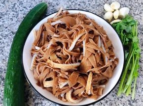 准备原材料黄瓜、牛百叶、香菜、蒜备用