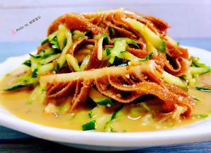 美味可口的黄瓜丝拌牛百叶装入盘中就大功告成了