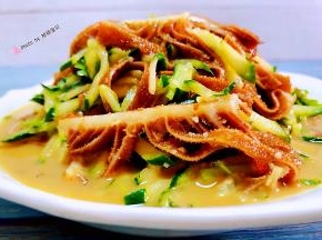 美味可口的黄瓜丝拌牛百叶装入盘中就大功告成了