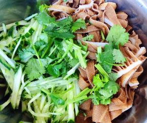 黄瓜丝和牛百叶香菜放入容器中