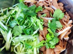 黄瓜丝和牛百叶香菜放入容器中