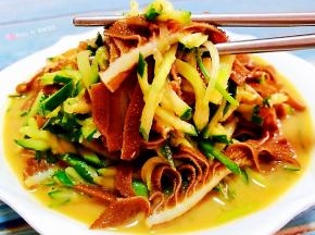 牛百叶和黄瓜丝入口脆嫩鲜美让人回味无穷