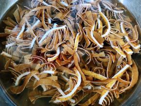 焯好水的牛百叶立即放入冷水中多冲洗几遍洗净沥干水份