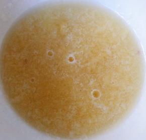 蒜点成蒜泥用少许水拌匀