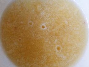 蒜点成蒜泥用少许水拌匀