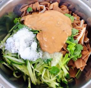 放入调味料糖、盐、味精、醋、糖、蒜泥、调和酱