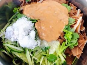 放入调味料糖、盐、味精、醋、糖、蒜泥、调和酱