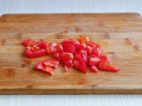 番茄洗干净，切小块。