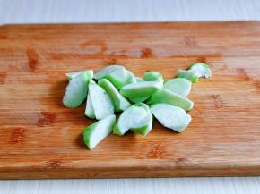 丝瓜去皮，切菱形块。